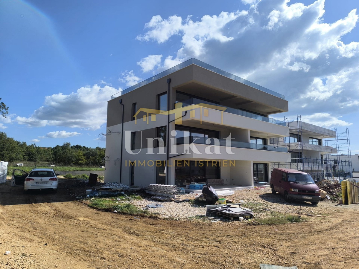 Penthouse z veliko strešno teraso - 4 km od morja